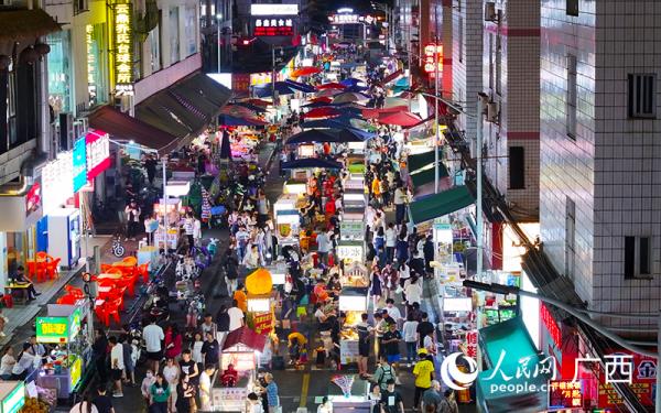 南宁埌西夜市灯火通明。人民网 雷琦竣摄
