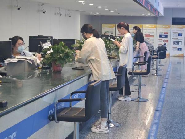 南京市医保中心服务大厅医保综合业务窗口。 人民网 黄盛摄